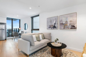 Stunning Bay and Lake Views Apt w Balcony and Wi-Fi